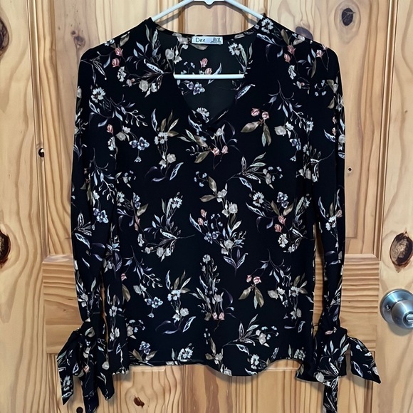 Dex Printed Tie Sleeve Top - Picture 4 of 10